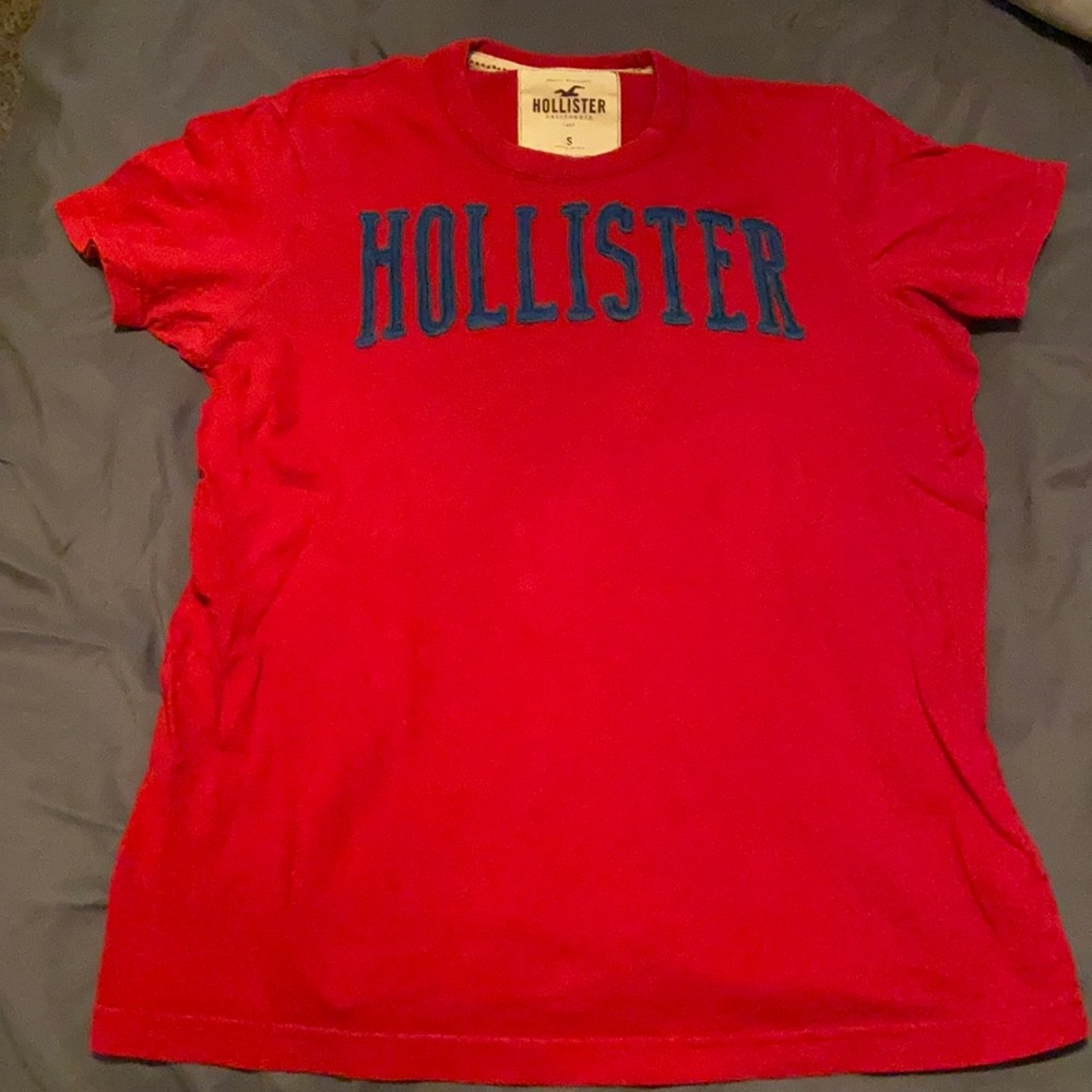 Red and blue short sleeve Hollister tee